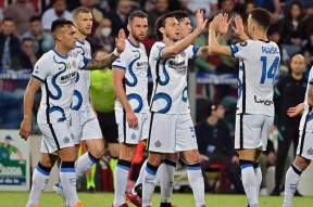 九州体育-拉齐奥胜利后球队愉悦庆祝，团结一致的简单介绍