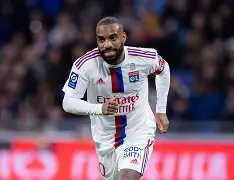 包含里昂球员拼尽全力，以出色表现在法甲比赛中取得胜利的词条