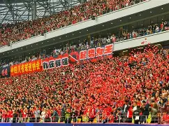 国内球队主场拼搏，上演绝地逆转